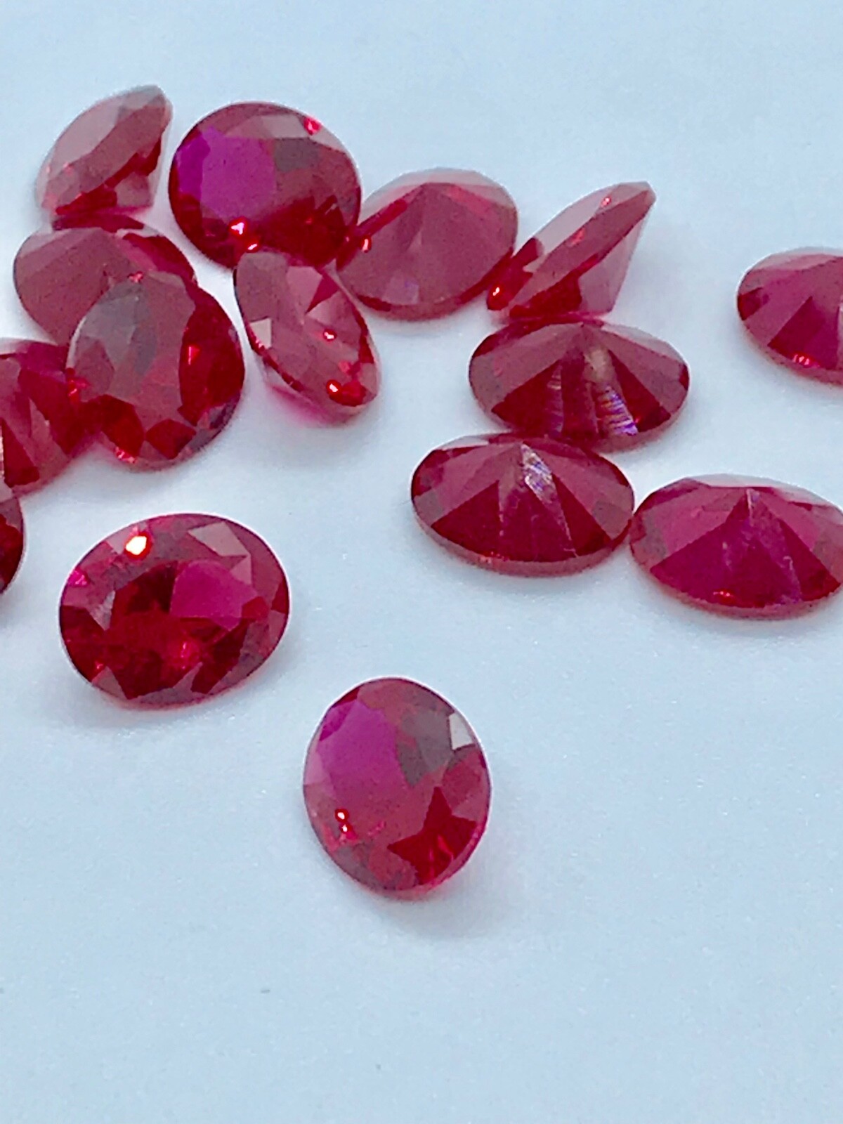 Oval lab-created ruby Lot of 5 stones (10x8mm – 4x3mms)