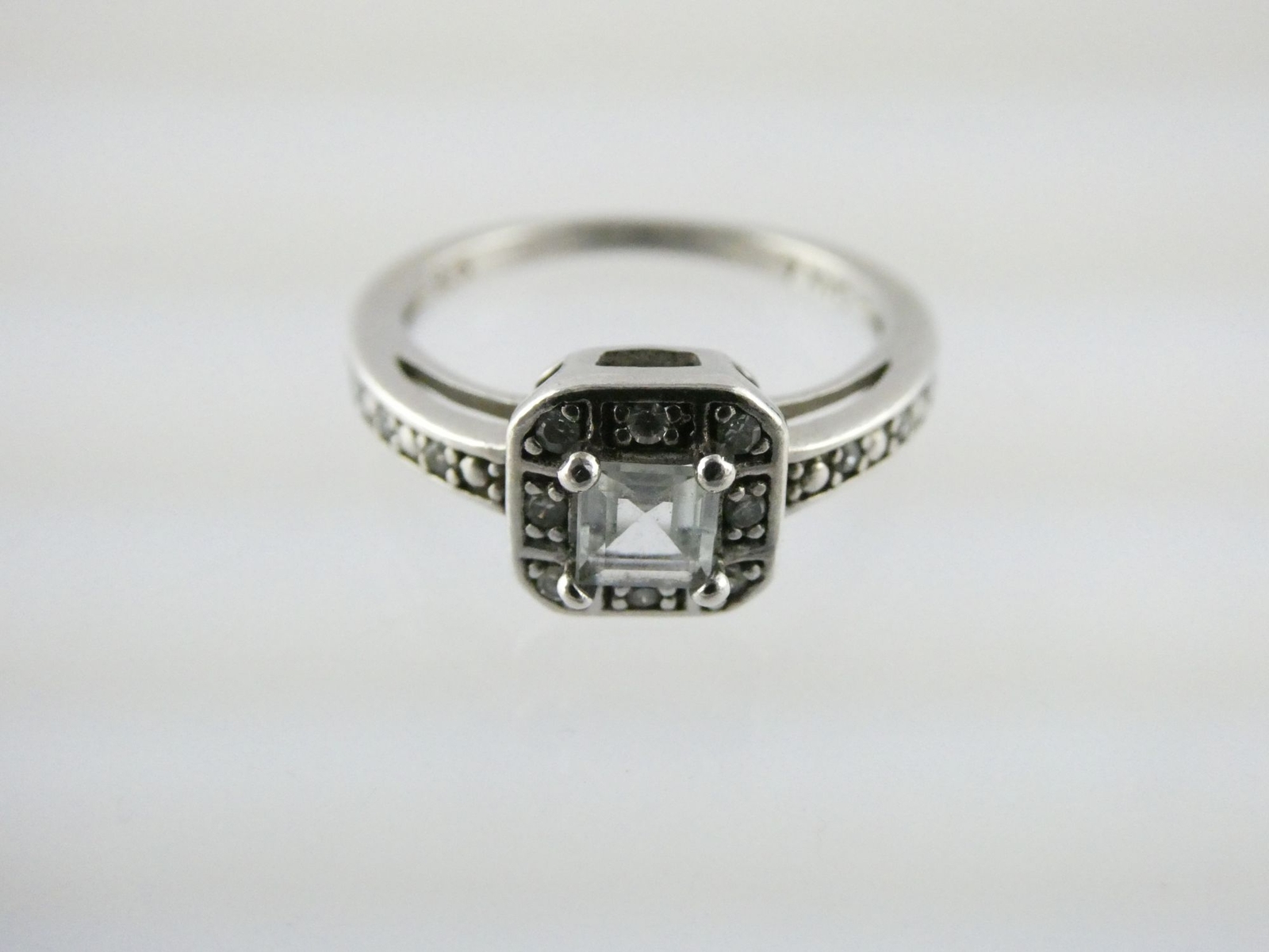 AVON Sterling Silver Aquamarine and Crystal Halo Setting Ring 3.2 Grams Size 7
