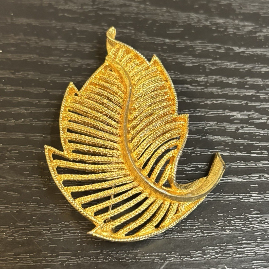 Vintage BSK Gold Tone Floral Leaf Brooch Pin Signed Mid Century Estate Jewelry