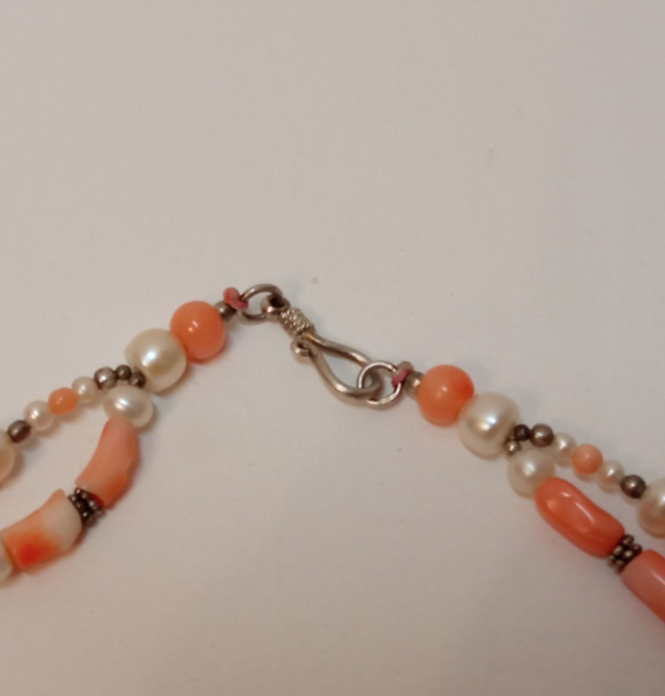 E5SE Vtg Pink Coral Pearl Necklace with Charm Clasp and Silver Balls 45cm