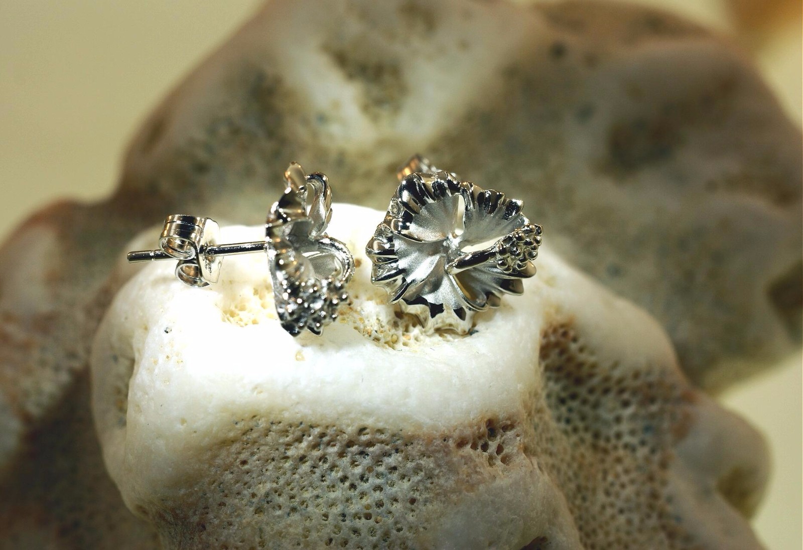 10MM-15MM RHODIUM PLATED 925 STER SILVER HAWAIIAN HIBISCUS FLOWER STUD EARRINGS