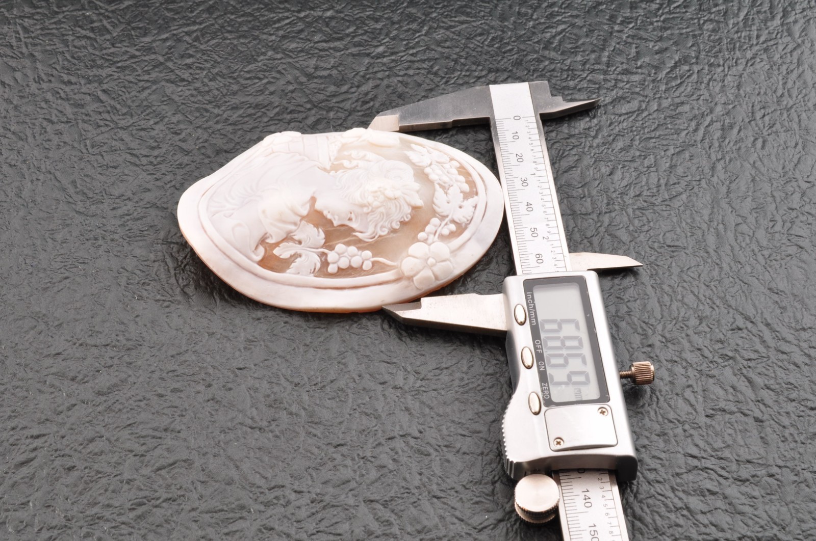 4 items , vintage shell cameo White and brown color (Total 296.0ct) with case.