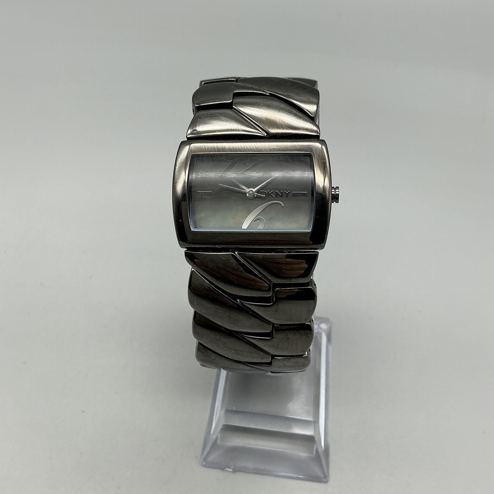 DKNY Womens Watch 33mm Silver Tone Stainless Bracelet W-2233 New Battery 7.5″