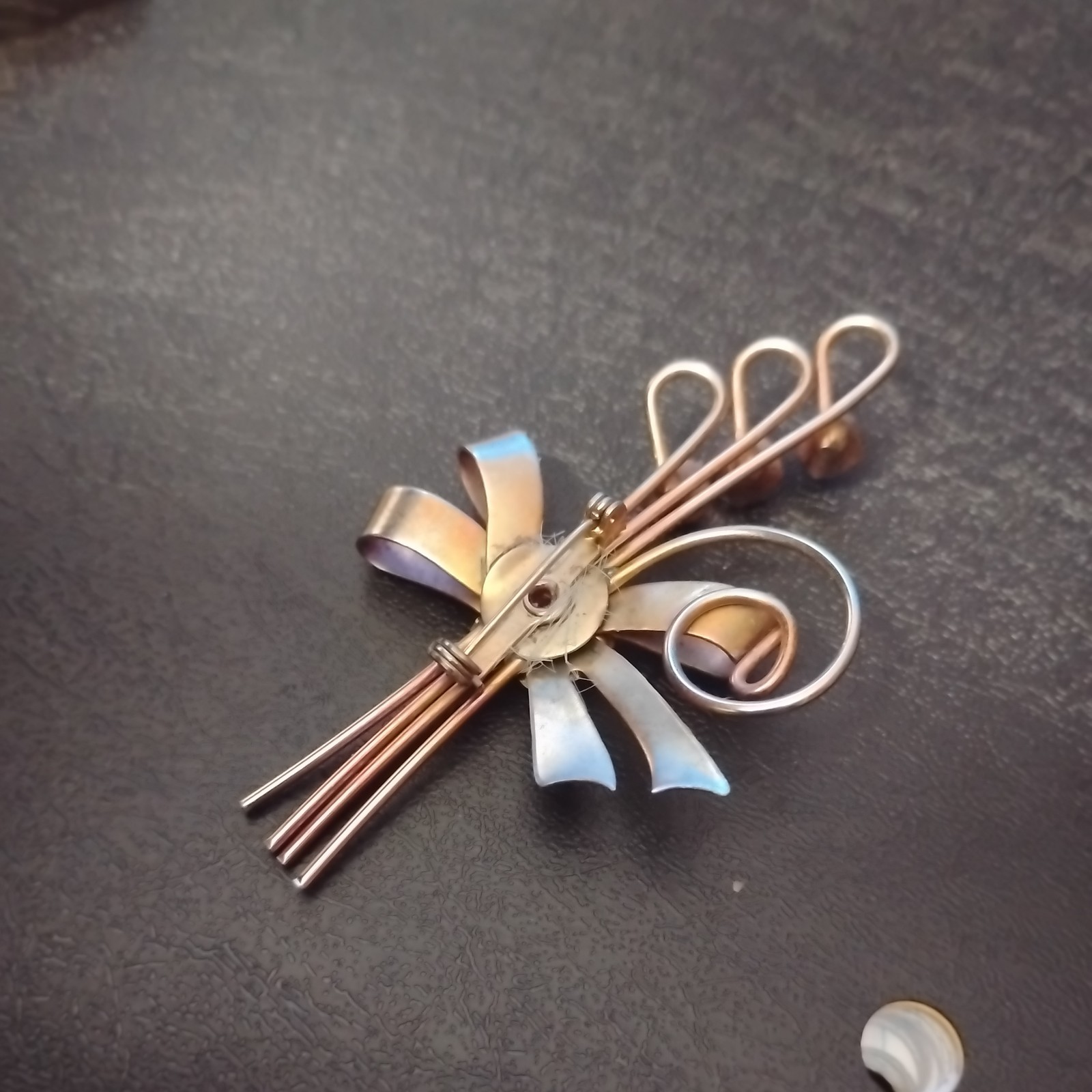 1935-1950 VTG RETRO STYLE CLEAR & AQUA RHINESTONE BOW PIN/BROOCH SILVER TONE