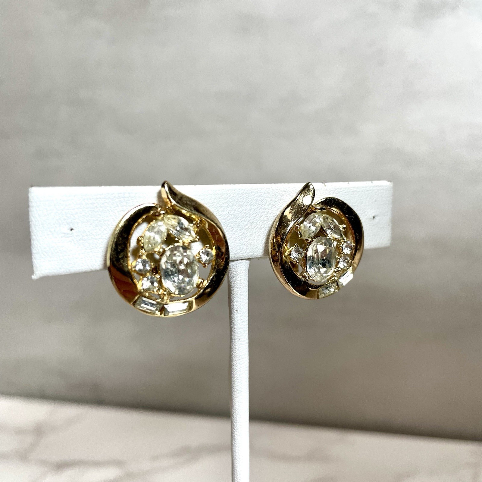 Vtg Crown Trifari Rhinestone Clip On Earrings Round Gold Tone Signed Pat Pend