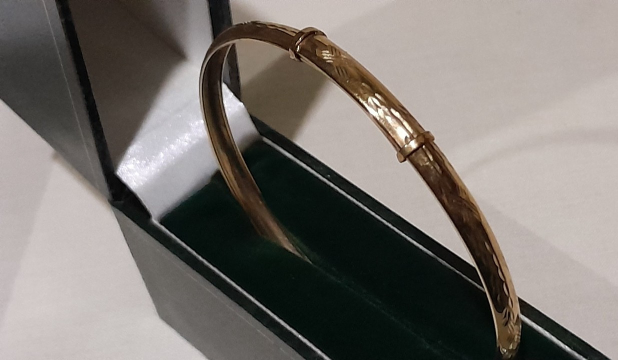 LARGE 9ct Gold ‘ADULT’S EXPANDABLE DIAMOND-CUT’ 8 inch Round BANGLE. 4.90 grams