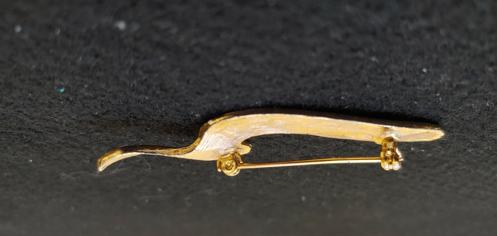 Vtg – Gold Tone – Brooch Pin ( Length 2 3/4 in x 3/4 in )