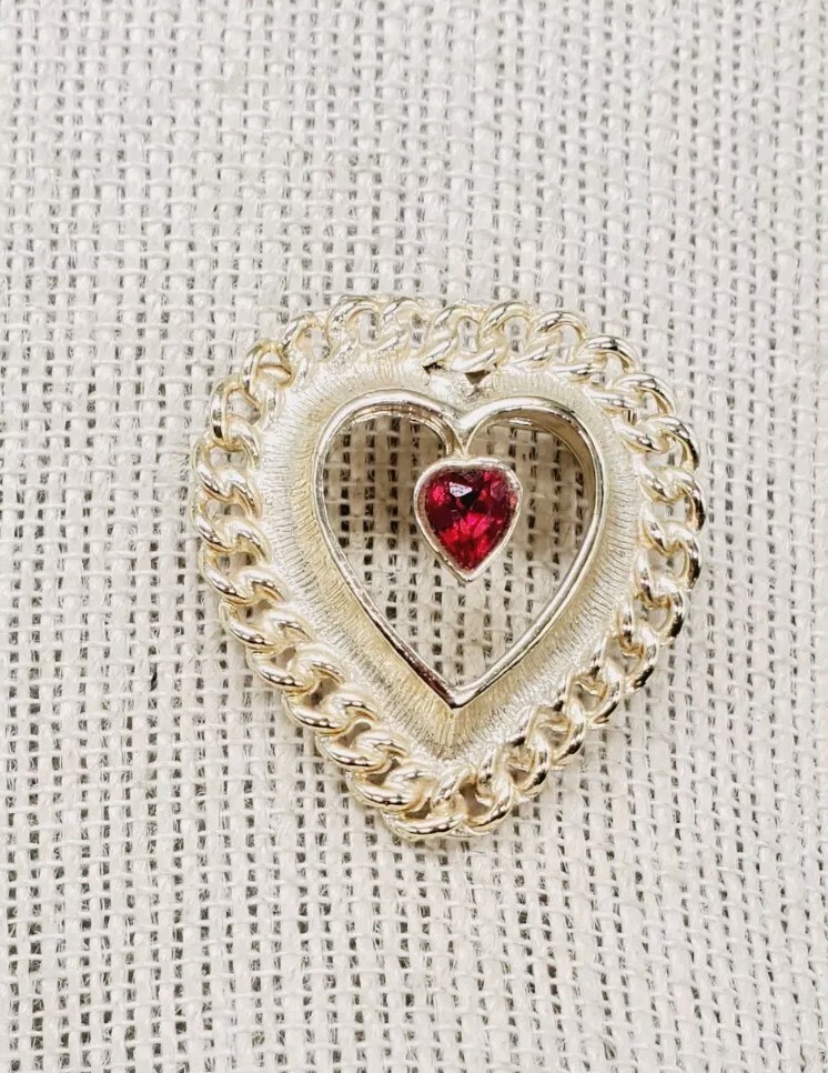Vtg Gold Tone Valentine Heart Pin Brooch with Red Rhinestone 1.25″ x 1.25″