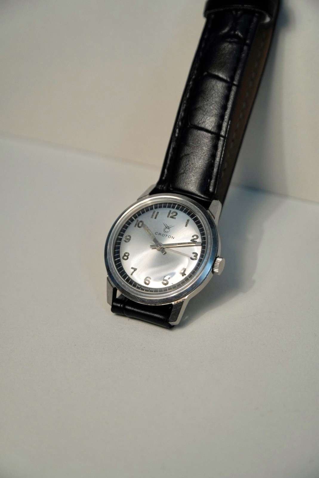 Croton Vintage Manual Wind 34mm Watch Silver Tuxedo Dial 17 Jewels Running