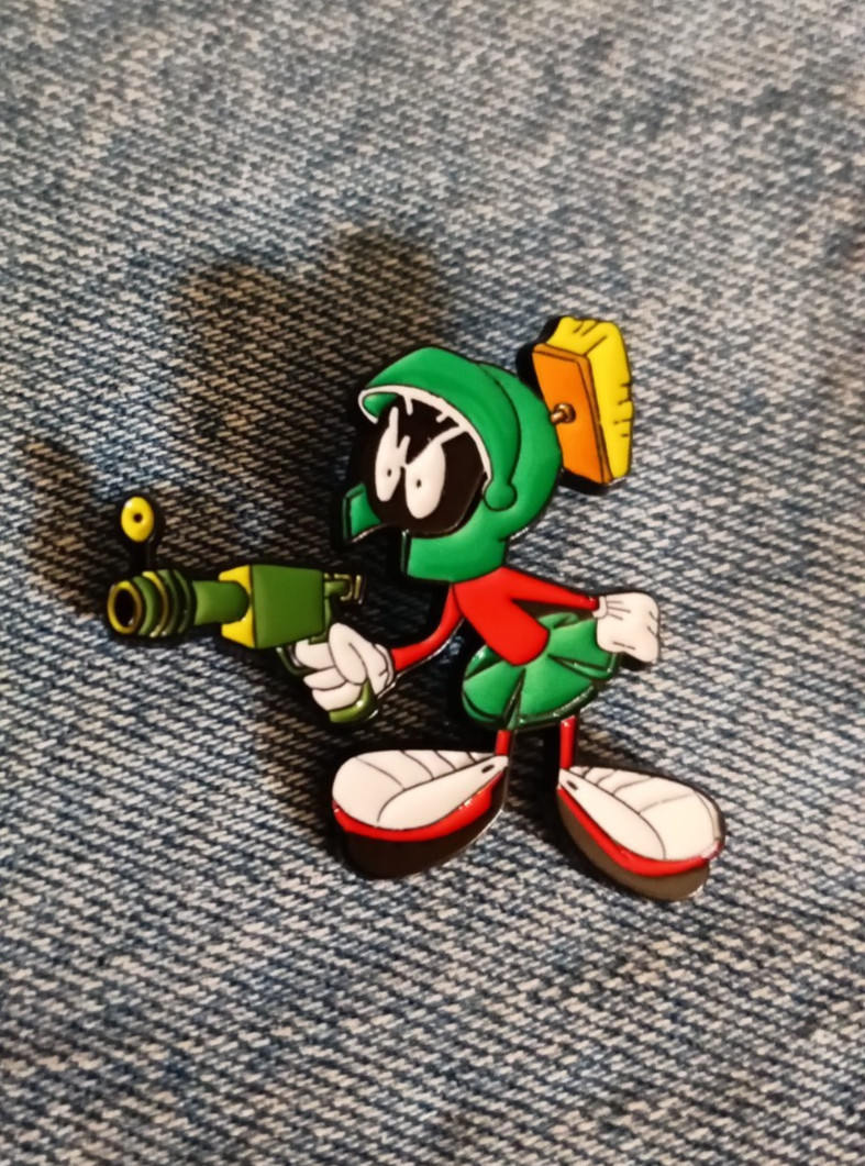 MARVIN THE MARTIAN – ENAMEL PIN-UNBRANDED-SHIP ALL THE PINS YOU BUY FOR $4.99
