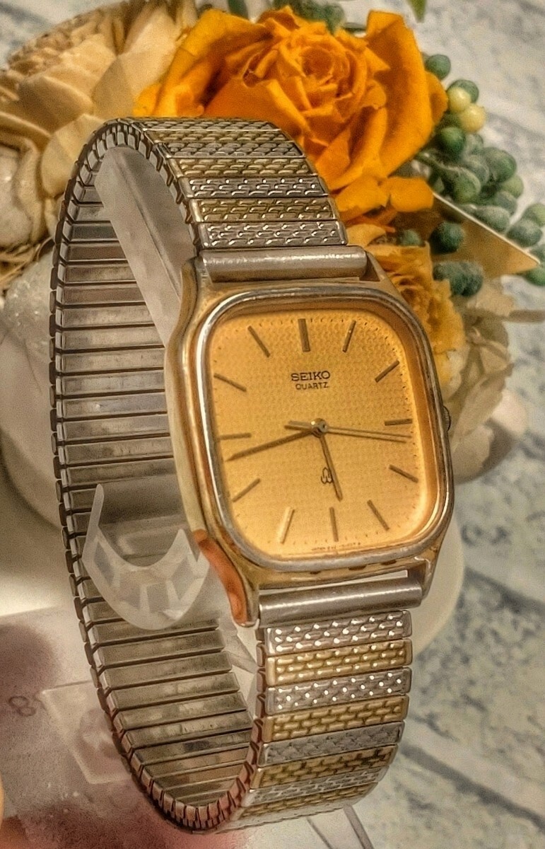 Working SEIKO QUARTZ Chariot Men’s Watch Gold Silver Combination Color Vintage