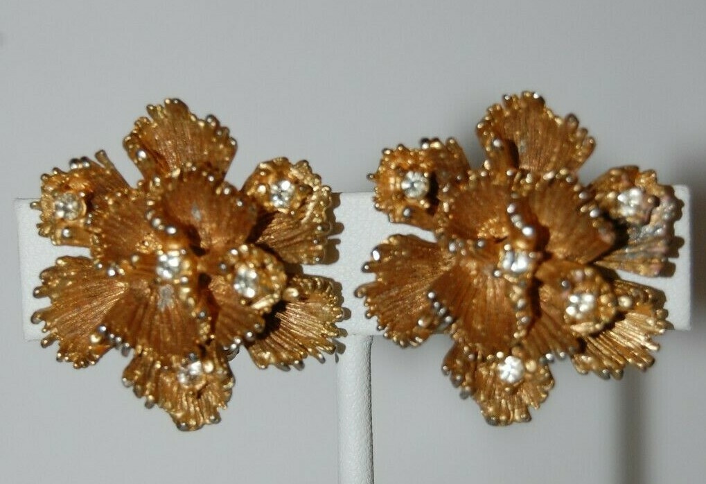 VTG MCM COUTURE GOLDEN FLOWING RIBBON FLOWER & RHINESTONE ACCENTS CLIP EARRINGS