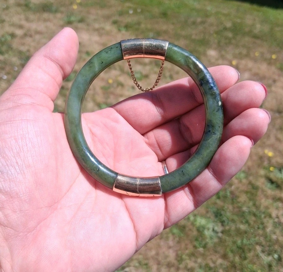 Vintage Green Nephrite Jade Hinged Gold Tone Bangle Bracelet Push Lock