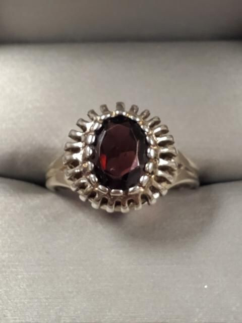Sterling Silver Size 7.5 Ring With Unique Setting Red Stone 4.0 Gr.