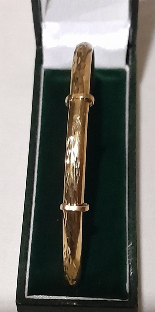 LARGE 9ct Gold ‘ADULT’S EXPANDABLE DIAMOND-CUT’ 8 inch Round BANGLE. 4.40 grams