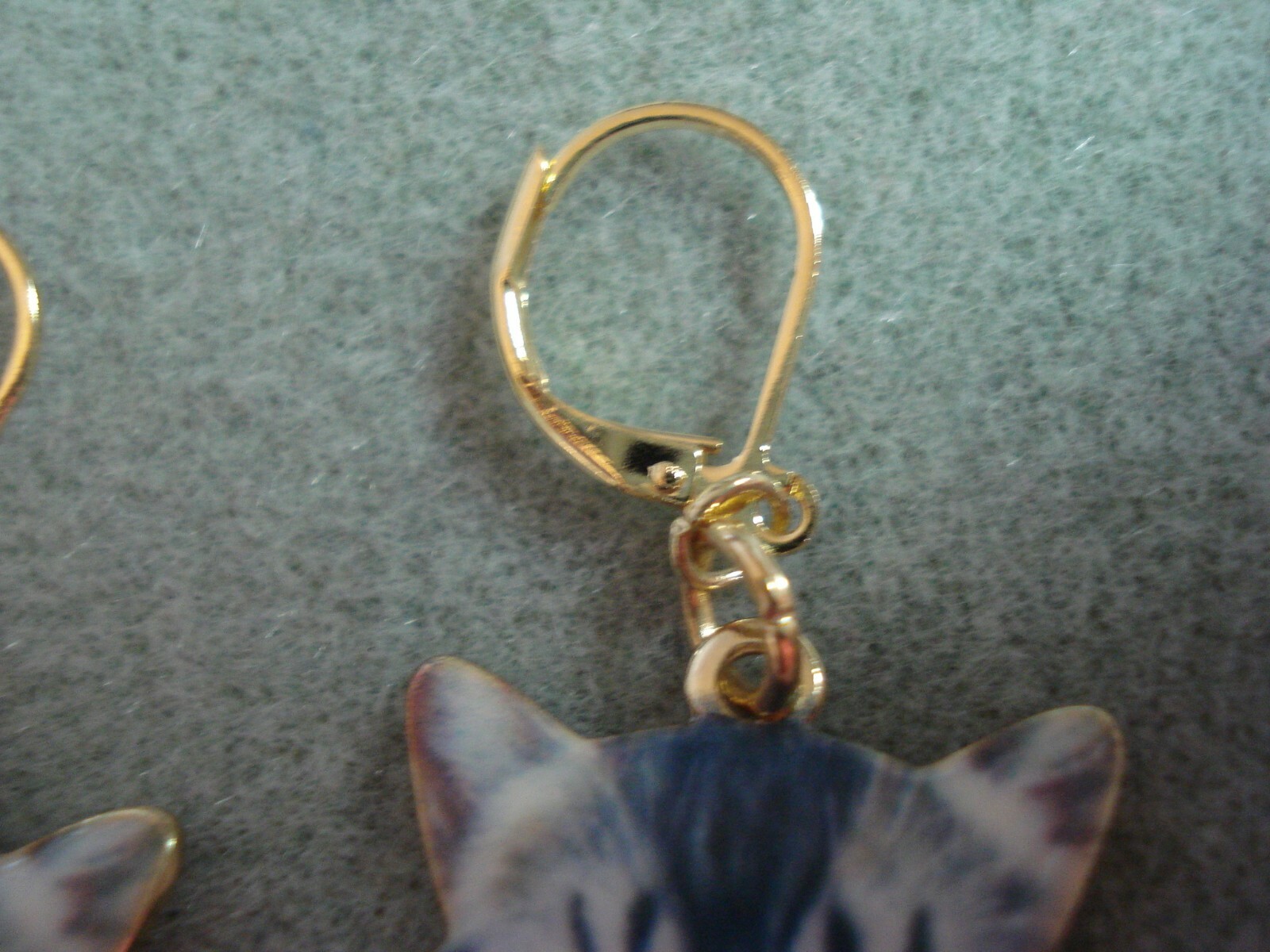 1 5/8″ Drop Dangle Colorful Gray Tabby Cat Face Gold Plated Leverback Earrings