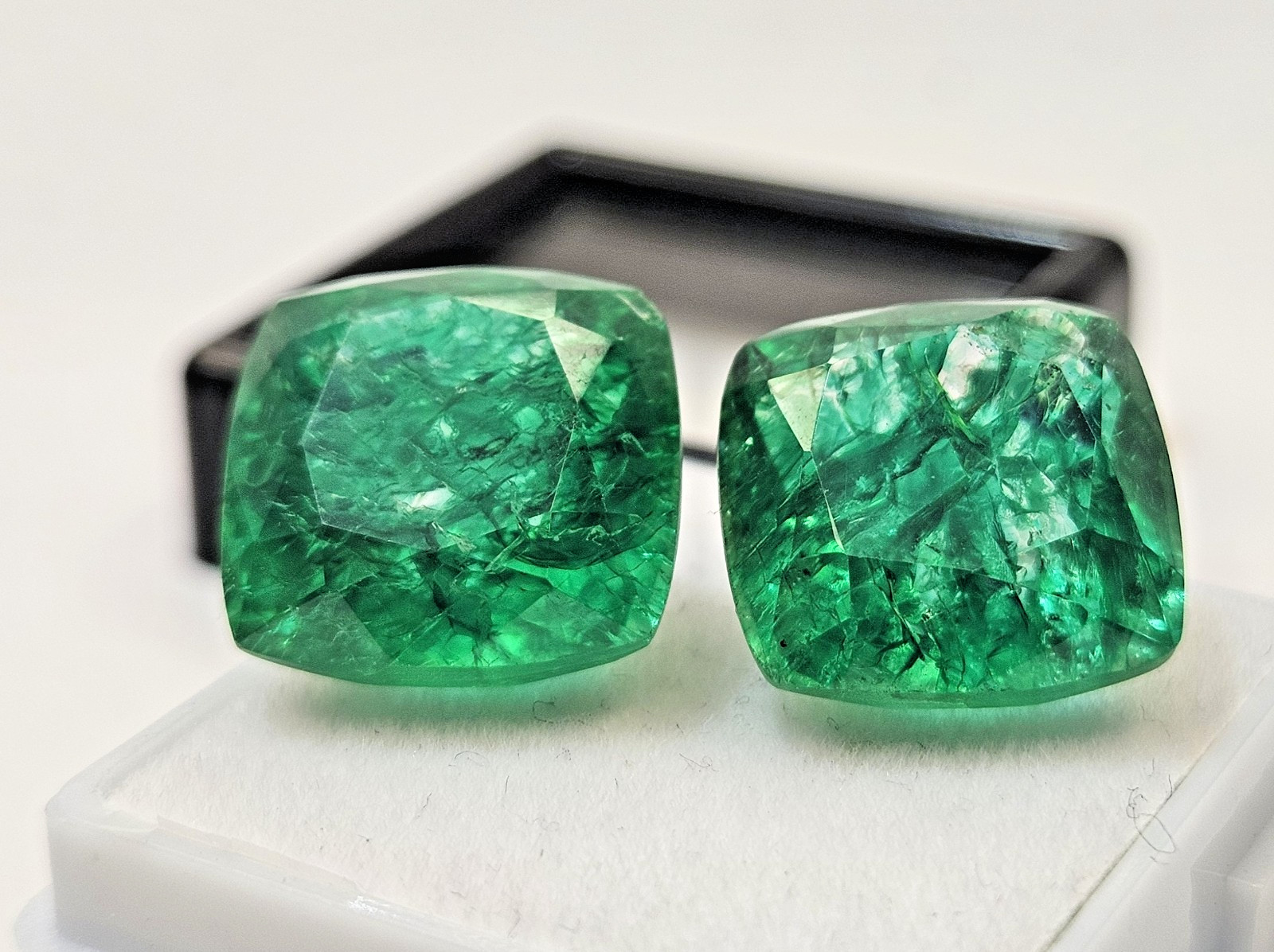 Cushion Pair Green Emerald Colombian 17-18 Ct Natural Gemstone For Earrings