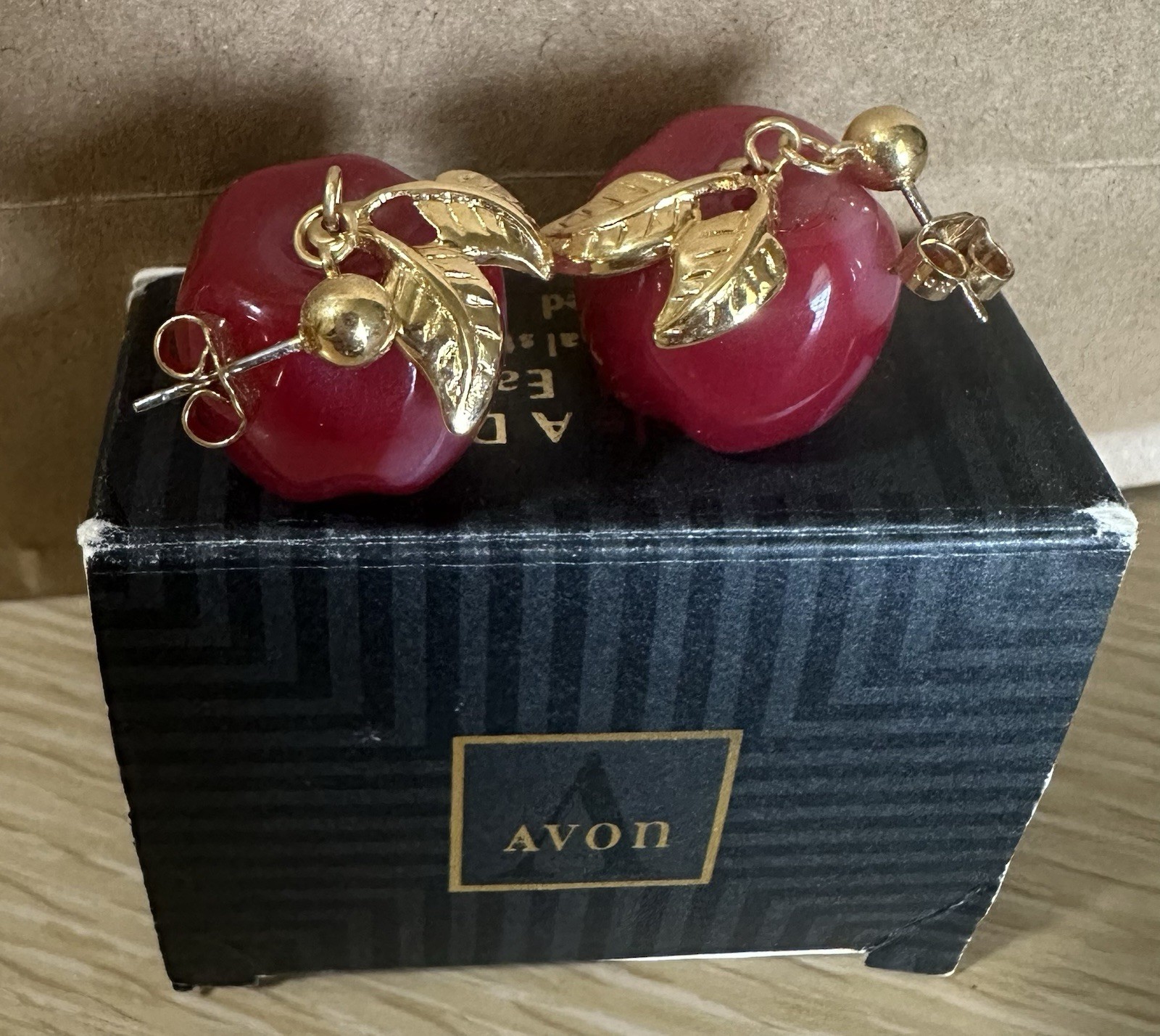 Unsigned Vintage Avon Apple A Day Pierced Earrings Dangle Lucite Fruit