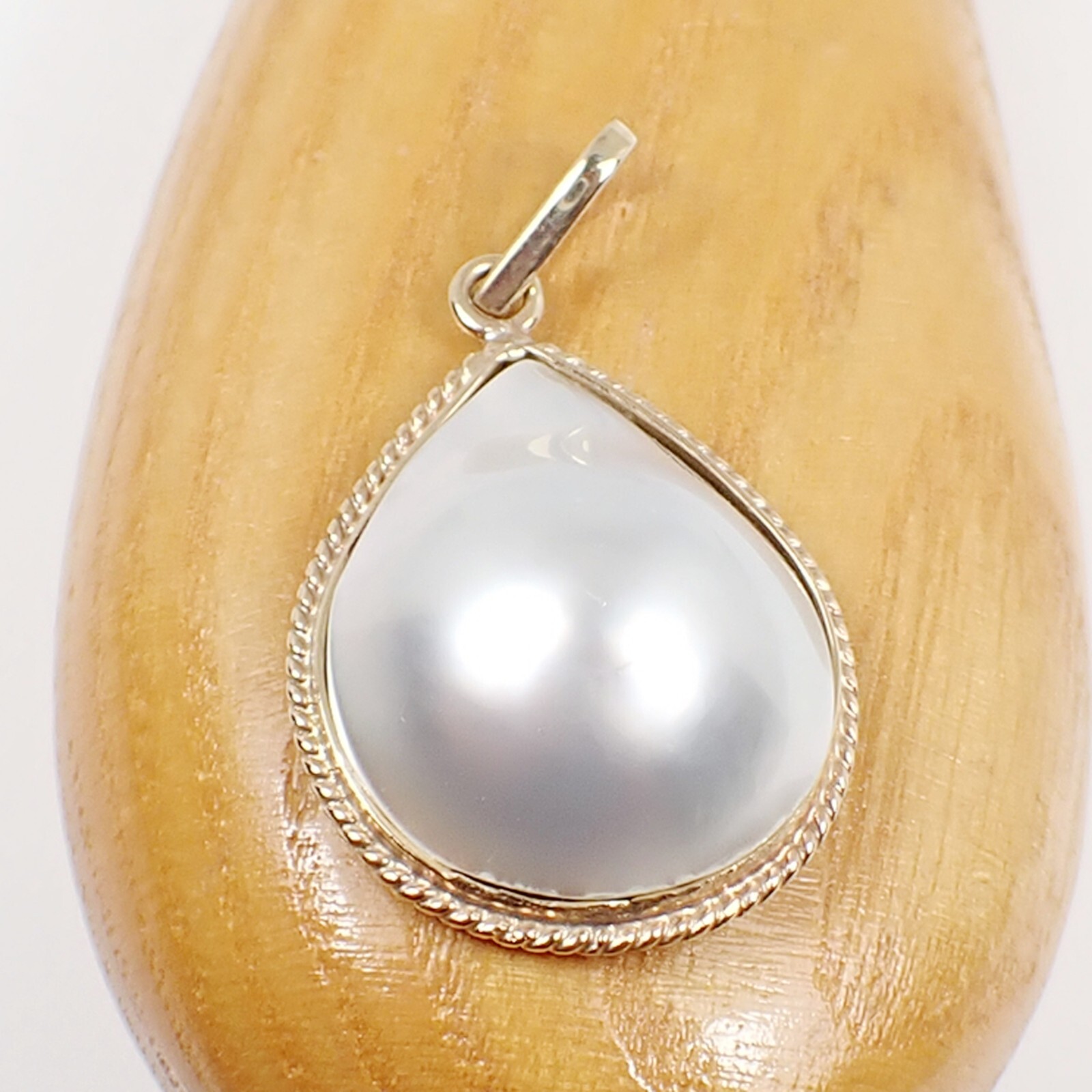 Teardrop 20x16mm Australian Mabe Pearl Bezel Pendant 375 9k Yellow Gold, MPP99