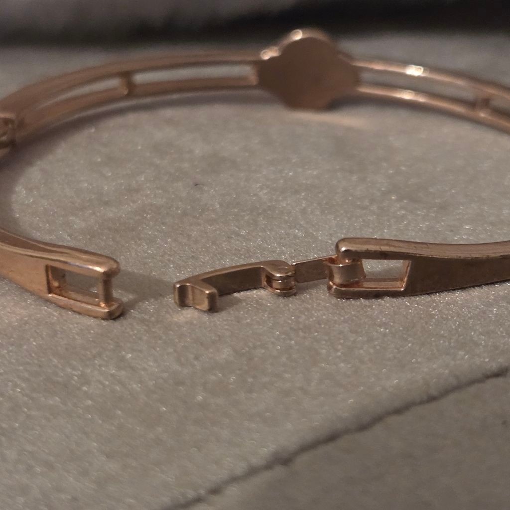 Women’s Unbranded Rose Gold and Black Clover Bangle Bracelet, One Size