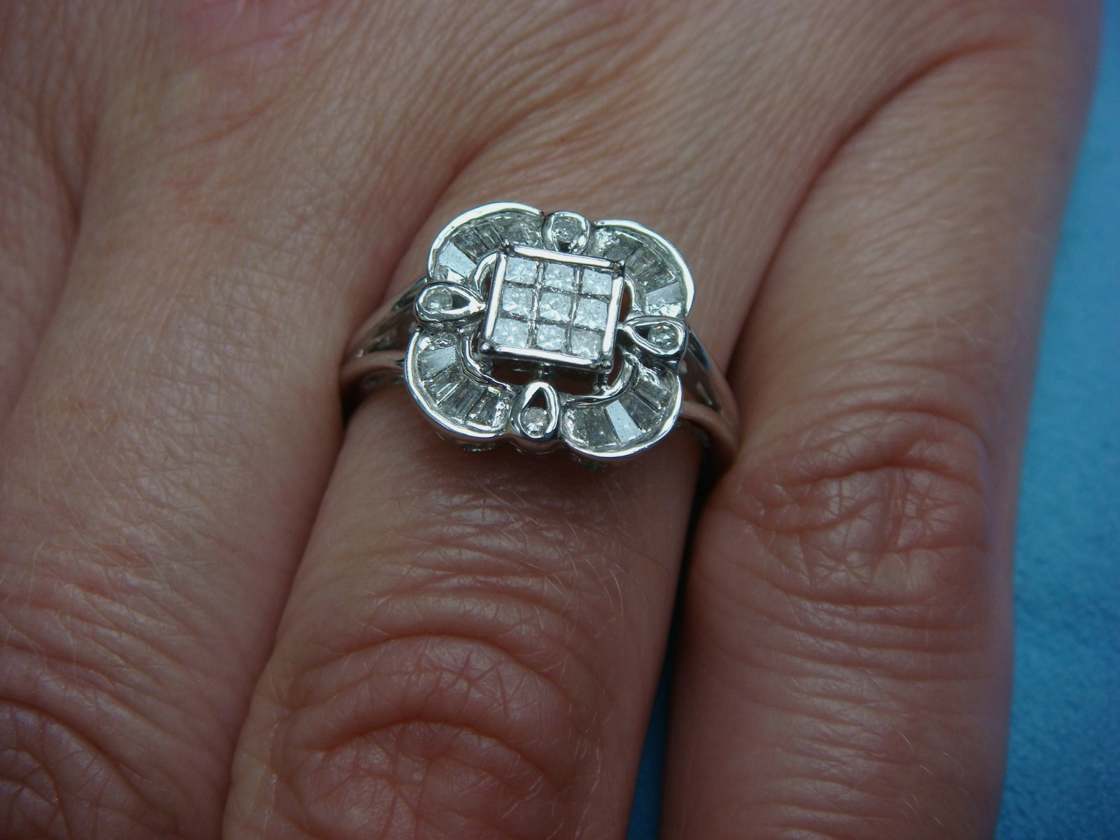 14 KT. NATURAL PRINCESS AND BAGUETTE DIAMONDS LADIES RING 3.2 GRAMS SUIZE 7