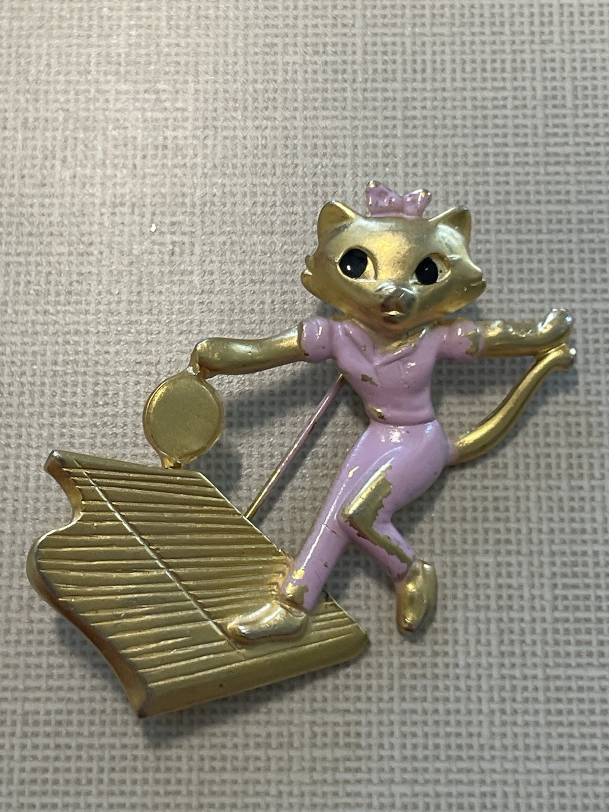 Vintage Dancraft Cat Playing Piano Brooch Pink Enamel Gold Tone Kitty Pin Signed