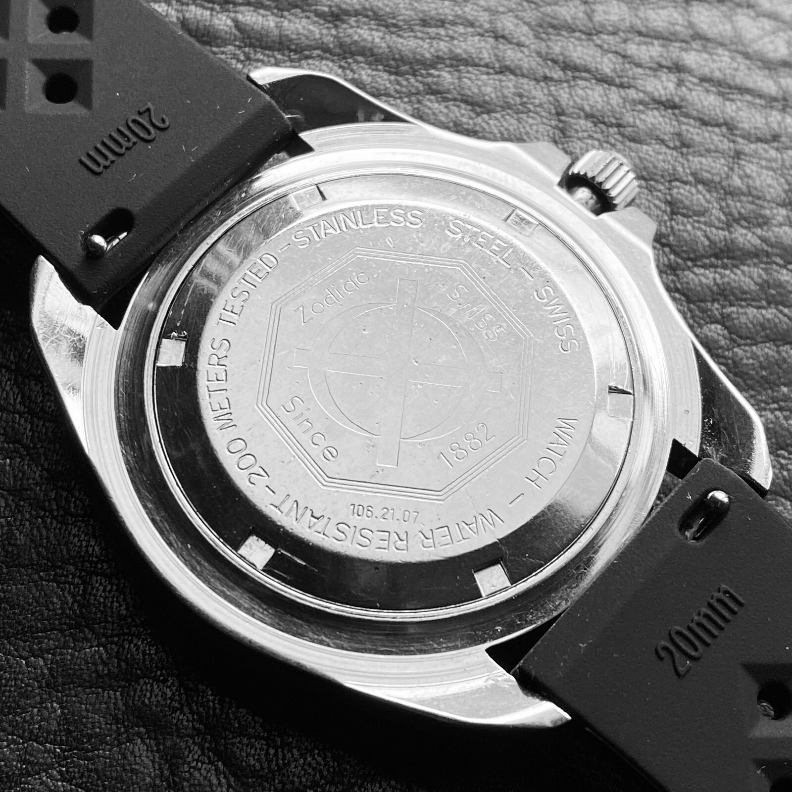 EXCELLENT ZODIAC VINTAGE RED POINT RED DOT 106.21.07 QUARTZ DIVER SWISS