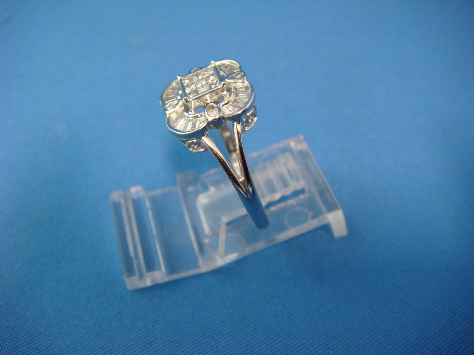 14 KT. NATURAL PRINCESS AND BAGUETTE DIAMONDS LADIES RING 3.2 GRAMS SUIZE 7