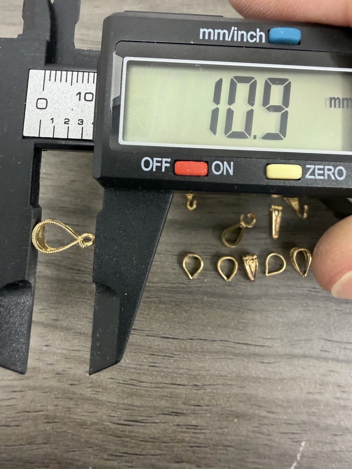 14 Miscellaneous Pre Owned 14k Yellow Gold Bails In Various Sizes