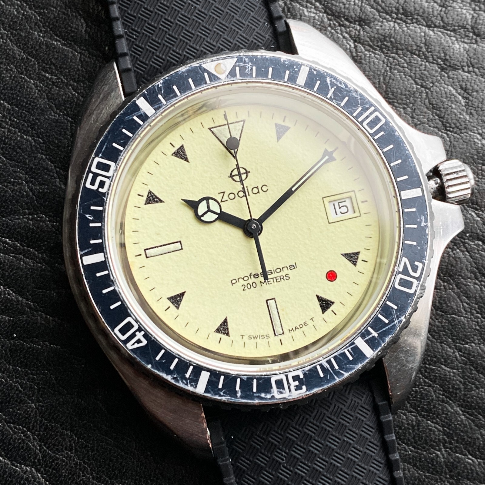 EXCELLENT ZODIAC VINTAGE RED POINT RED DOT 106.21.07 QUARTZ DIVER SWISS