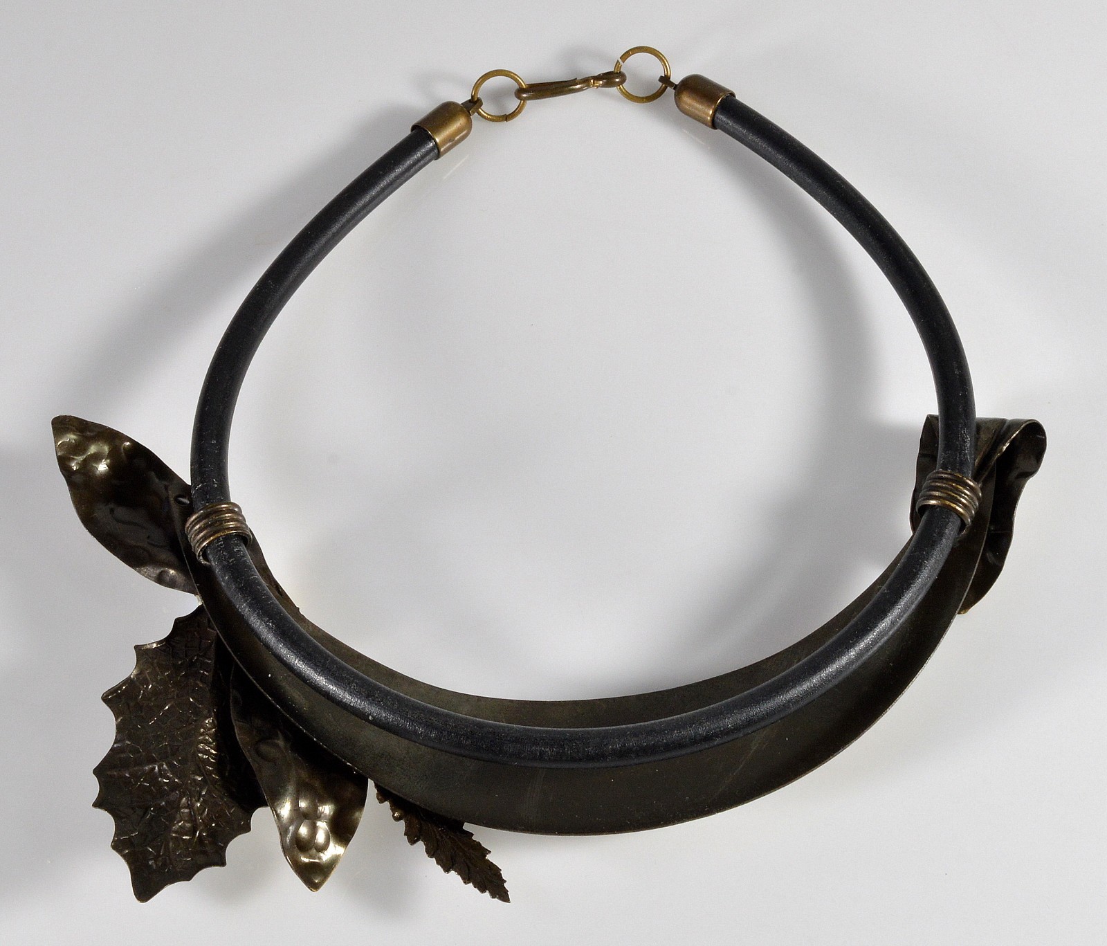 LARGE ARTISAN HAND TINTED EMBOSSED BRASS NECKLACE C.1950