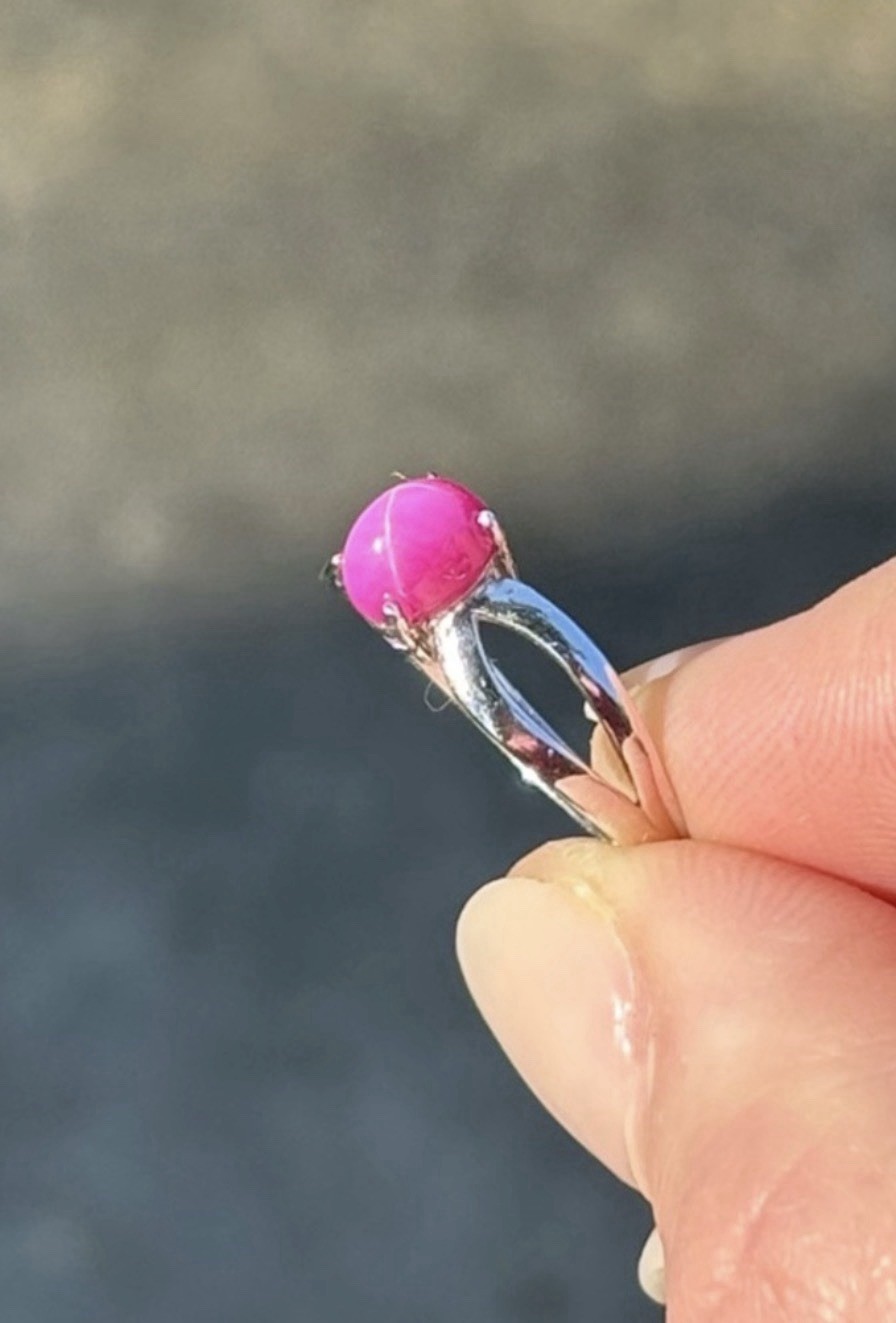 Stunning Ruby Star Sapphire 7x5mm Oval Cabochon 925 Sterling silver Ring size 6