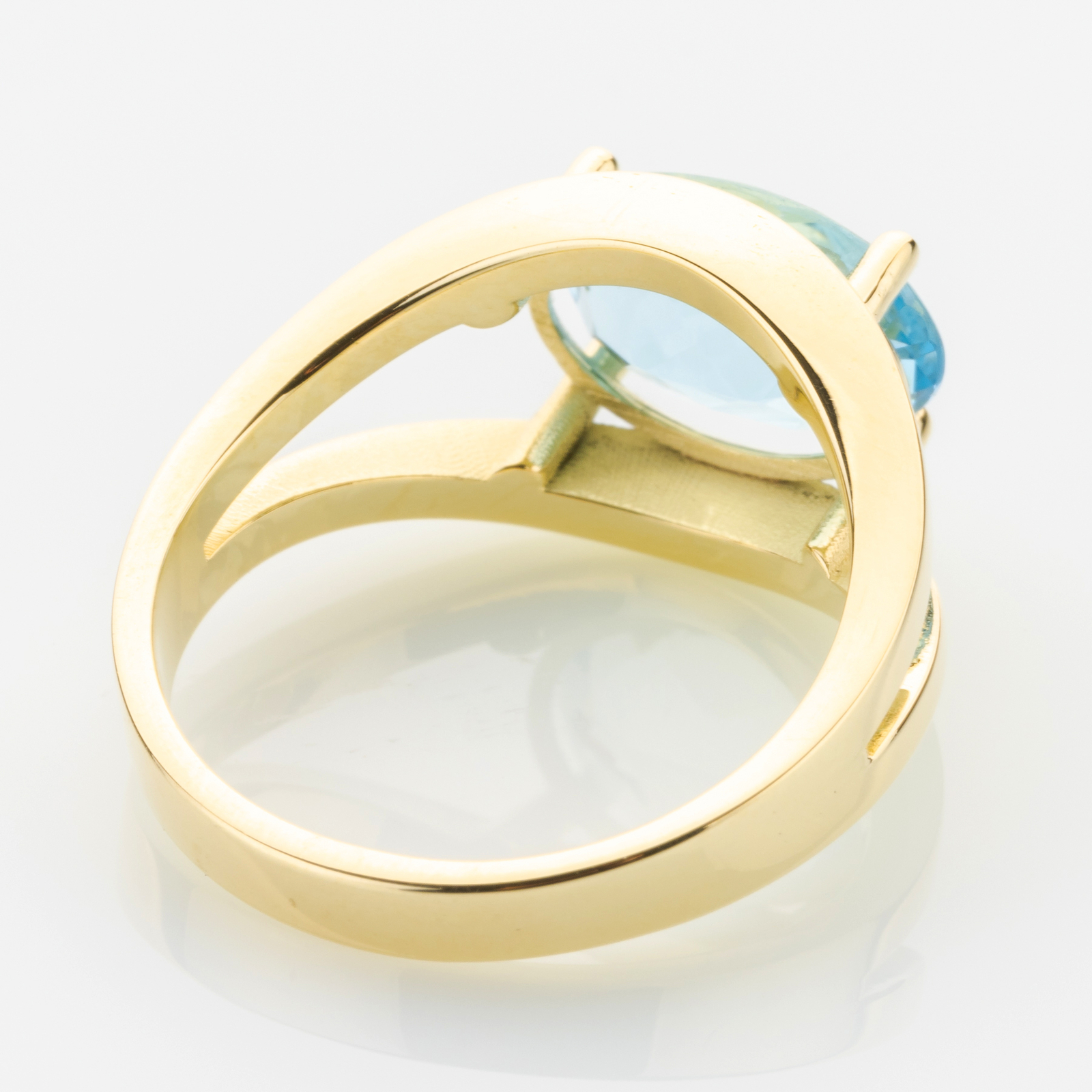 14k gold ring with an aquamarine