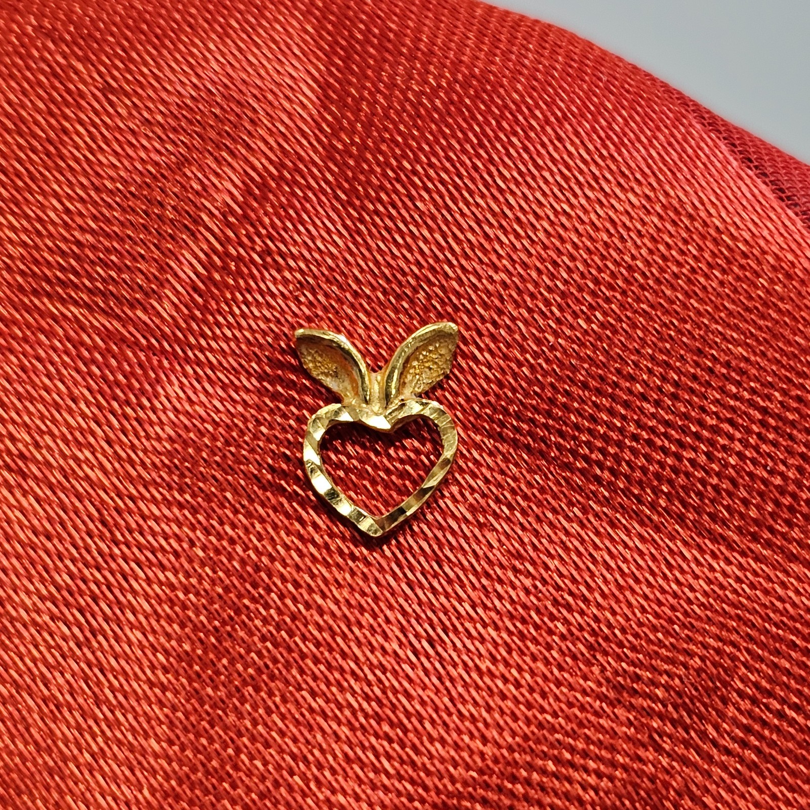 22k 916 Yellow Gold 1.1g Teacher’s Apple Heart Bunny Ear Heart Ladies Earrings