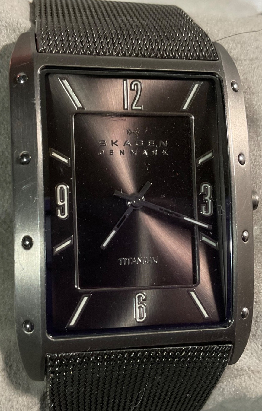 SKAGEN TITANIUM MENS 31mm TANK WATCH 338LTTM NEW BATTERY EXCELLENT CONDITION