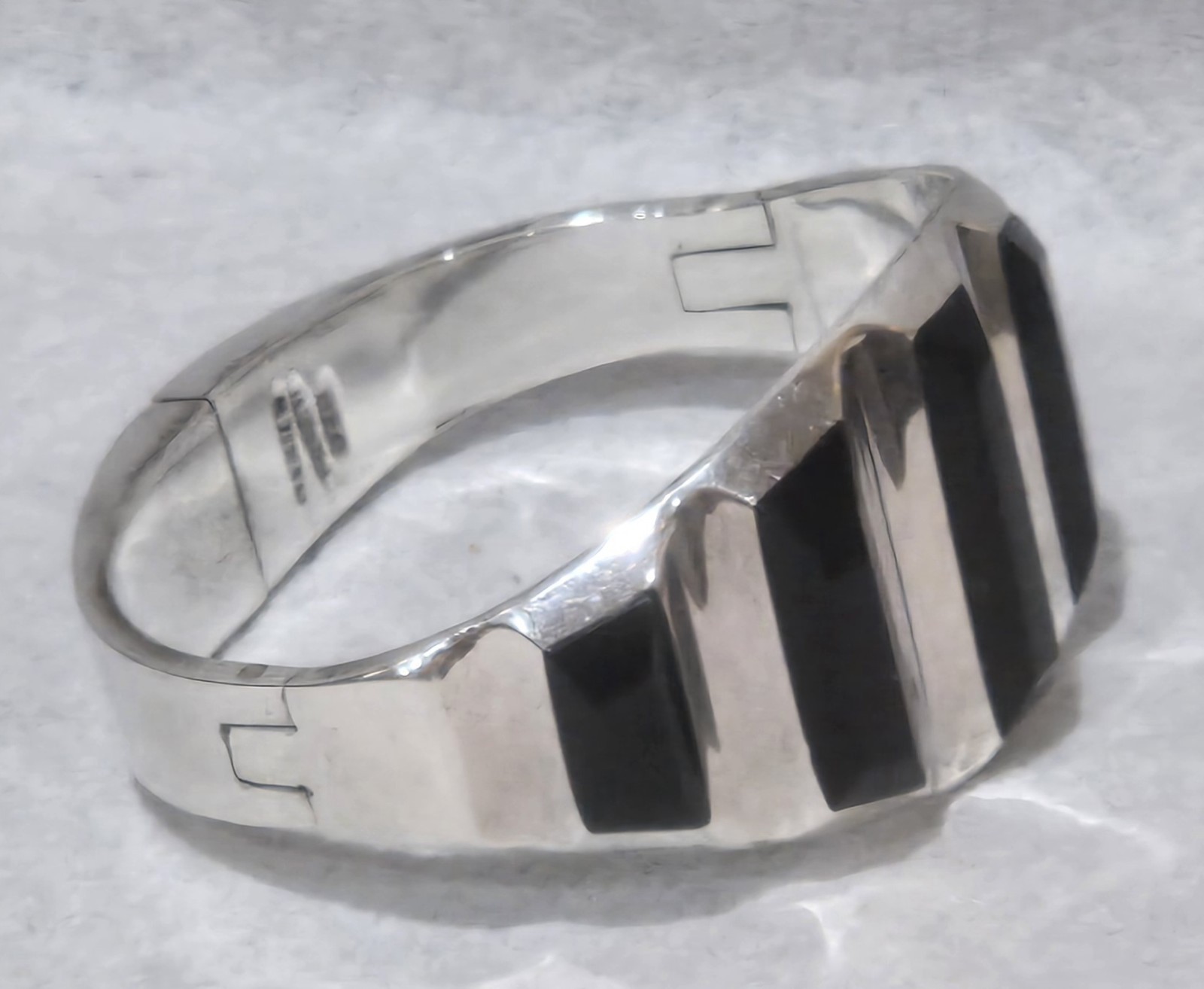 1980s TN-177 MEXICAN MODERNIST Sterling Silver Black Onyx Hinged Clamp Bracelet