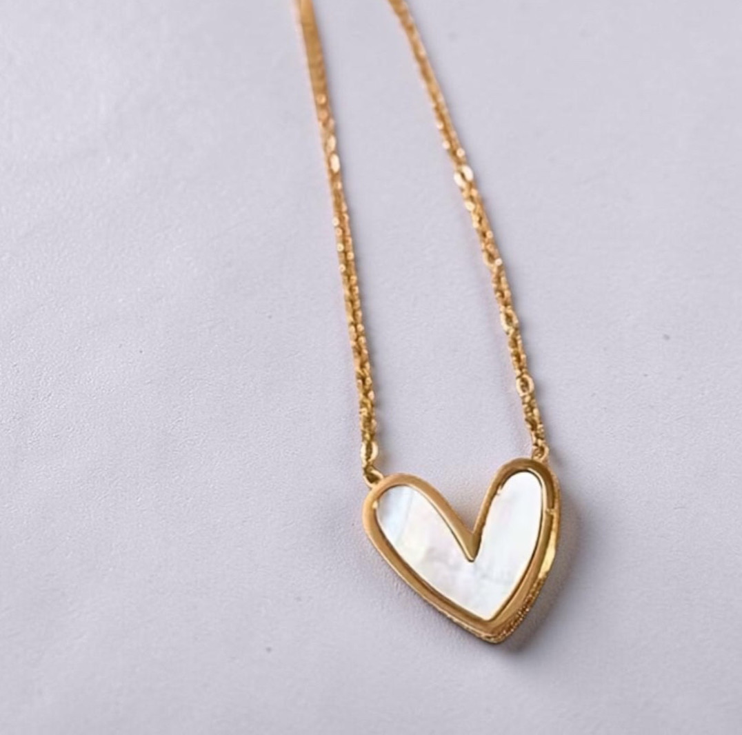 Heart-Shaped Pendant Necklace Elegant 18” Chain Minimalist Fashion Jewelry Y1