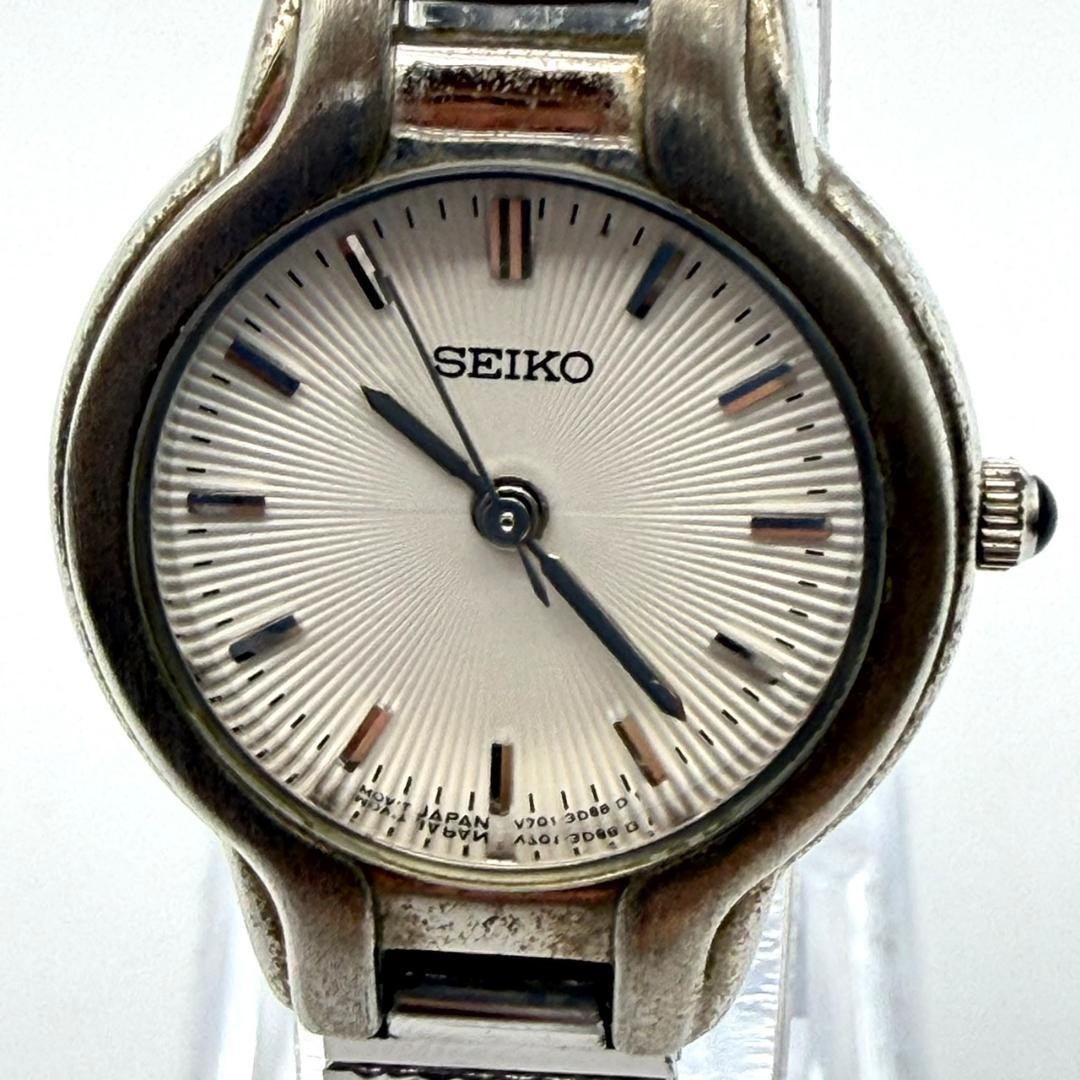 Vintage Seiko round watch, new battery, bellows movement, women’s, working.