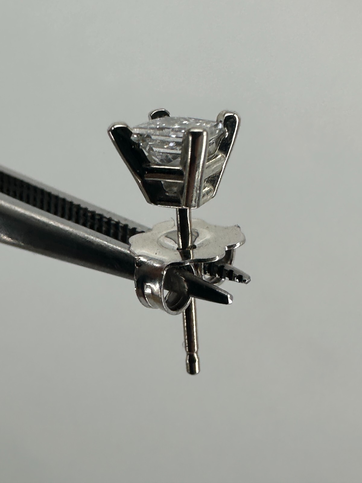 14KT White Gold Single Diamond Stud Earring 0.5g