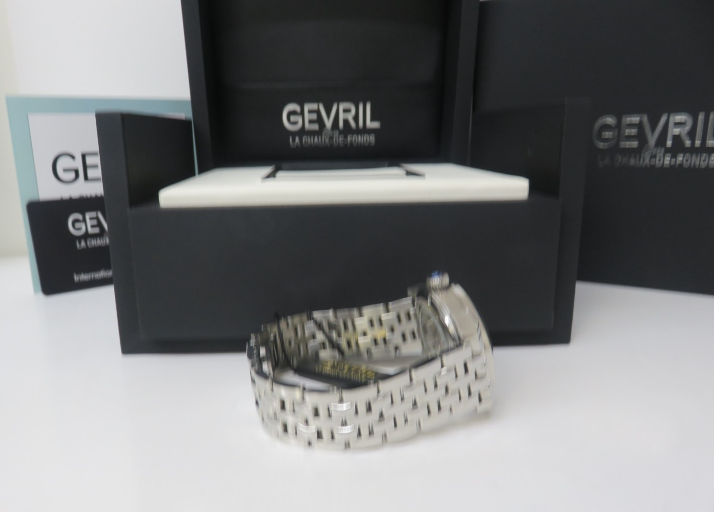Gevril Mens 2572 Madison Swiss Automatic Selitta Exhibition Caseback Date Watch