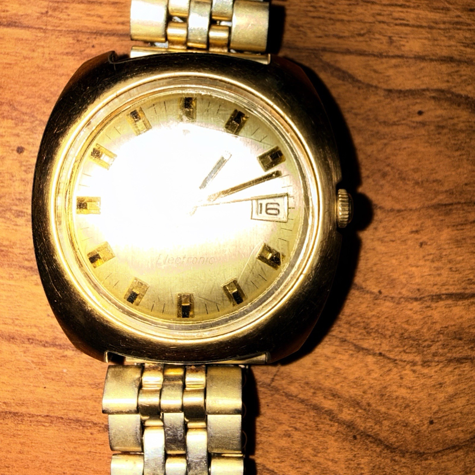 Vintage Timex Electric Dynabeat Day Date Watch Gold Color Needs Battery