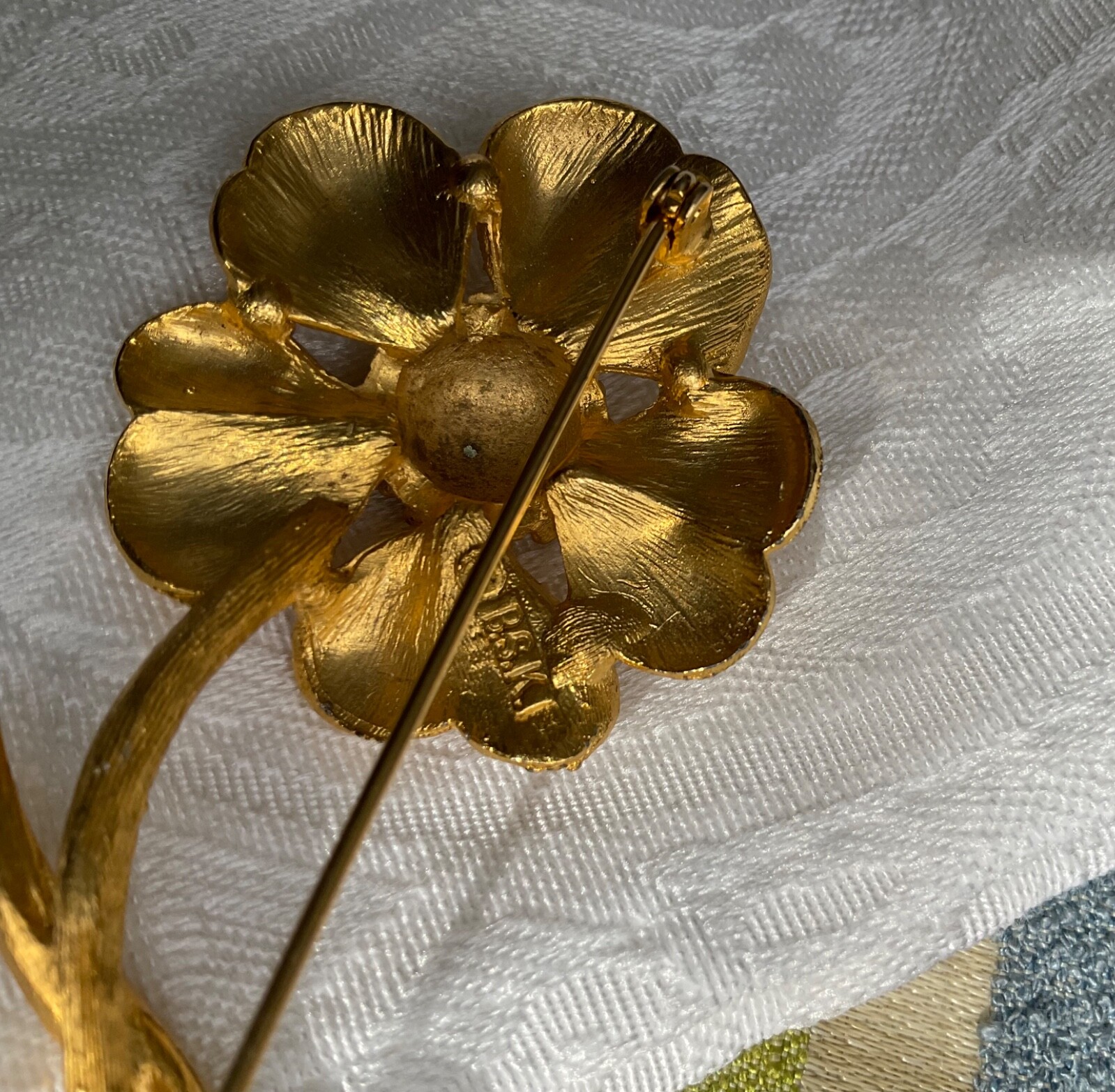VINTAGE 1950s signed BSK satin brushed Gold Filled large flower brooch 4”