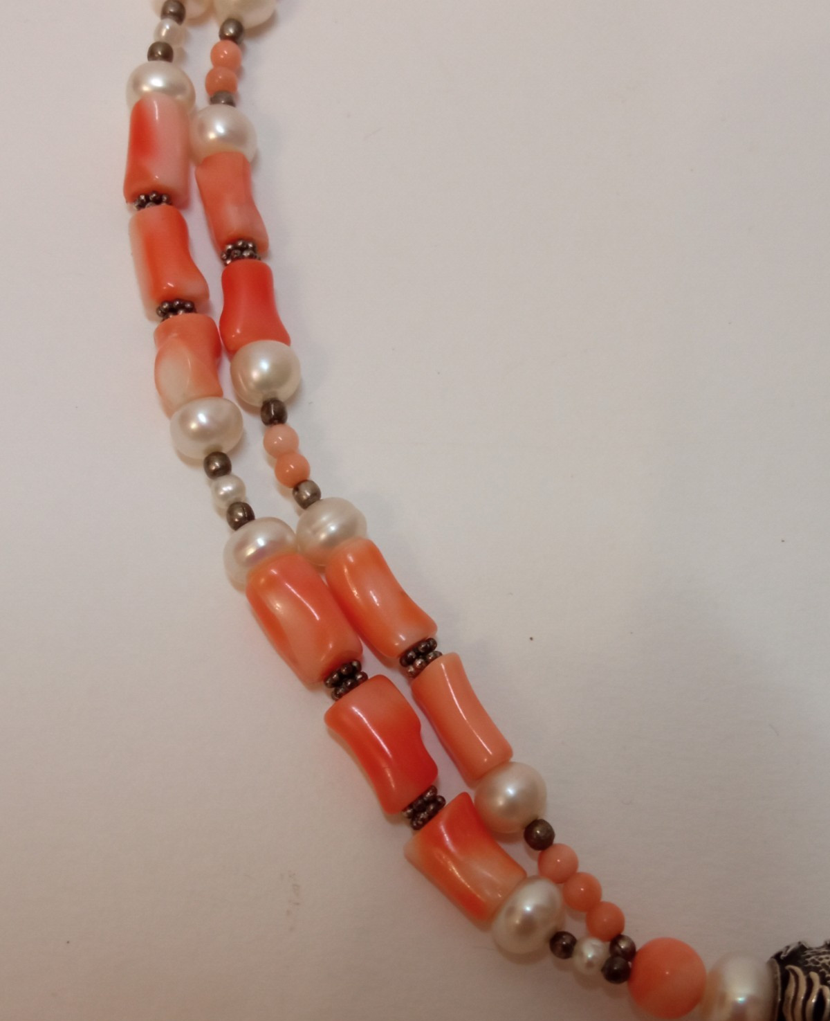E5SE Vtg Pink Coral Pearl Necklace with Charm Clasp and Silver Balls 45cm