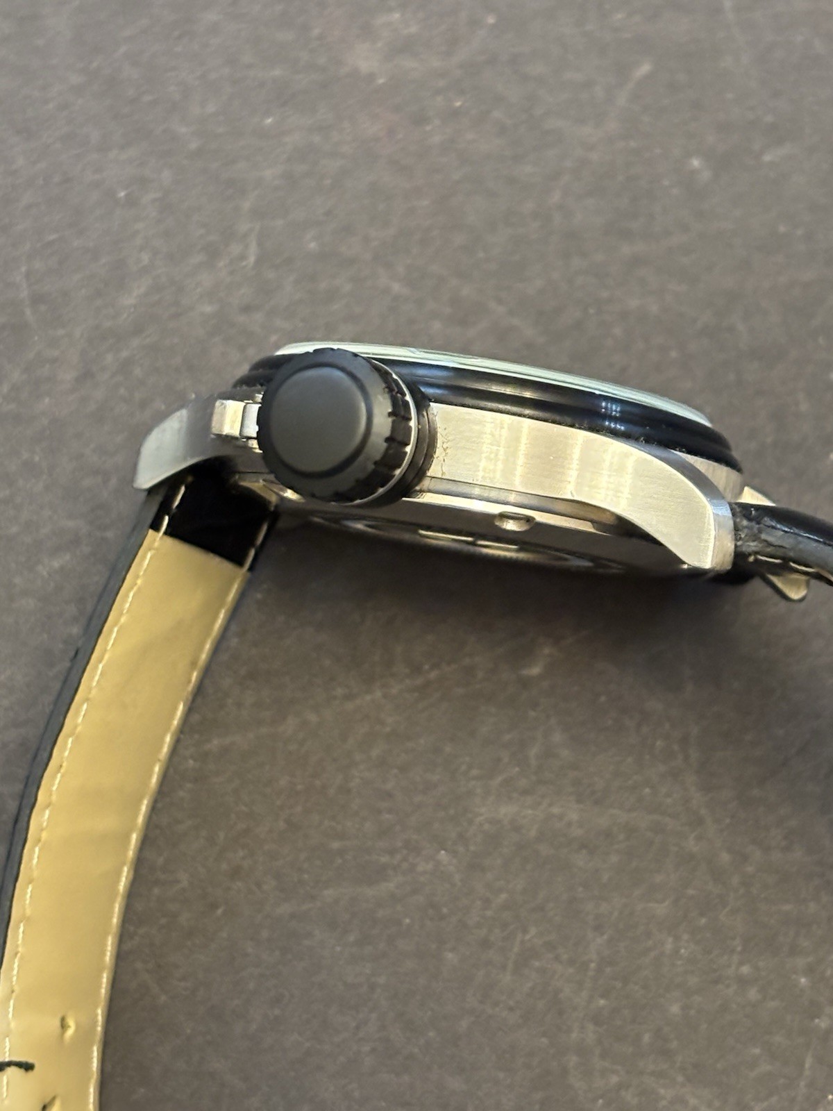 32 Degrees Swiss Valiant Mens Watch Leather Strap / Light Yellow Dial