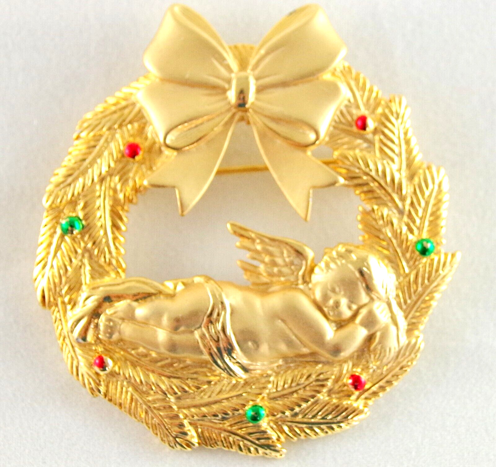 Pretty! EVC VTG c1980’s JJ BIG CHRISTMAS WREATH SLEEPING CHERUB ANGEL BROOCH PIN