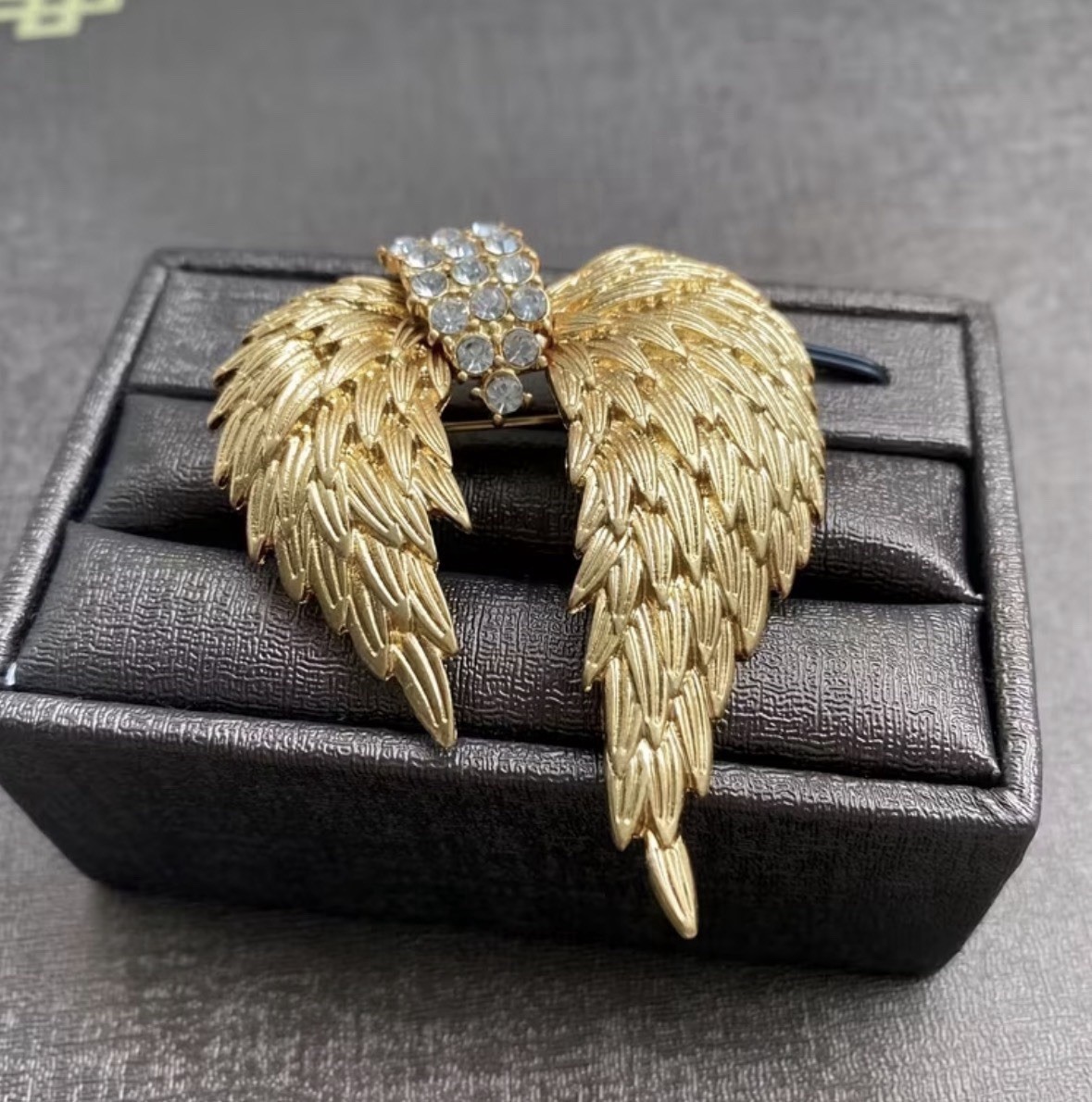 Elegant Golden Wing Rhinestone Brooch – Vintage-Inspired Luxury Jewelry