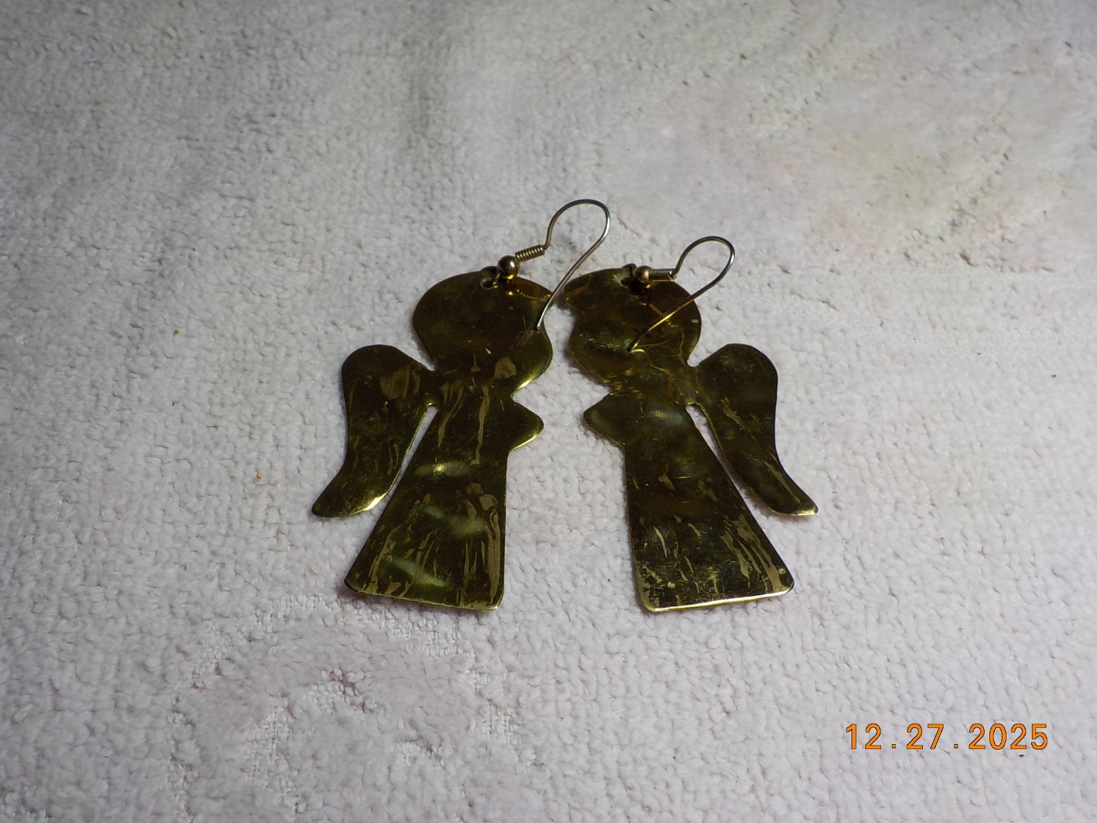 HAMMERED BRASS ANGEL SHAPED HOOK-ON WIRE EARRINGS TOTAL LENGTH 2 3/4″