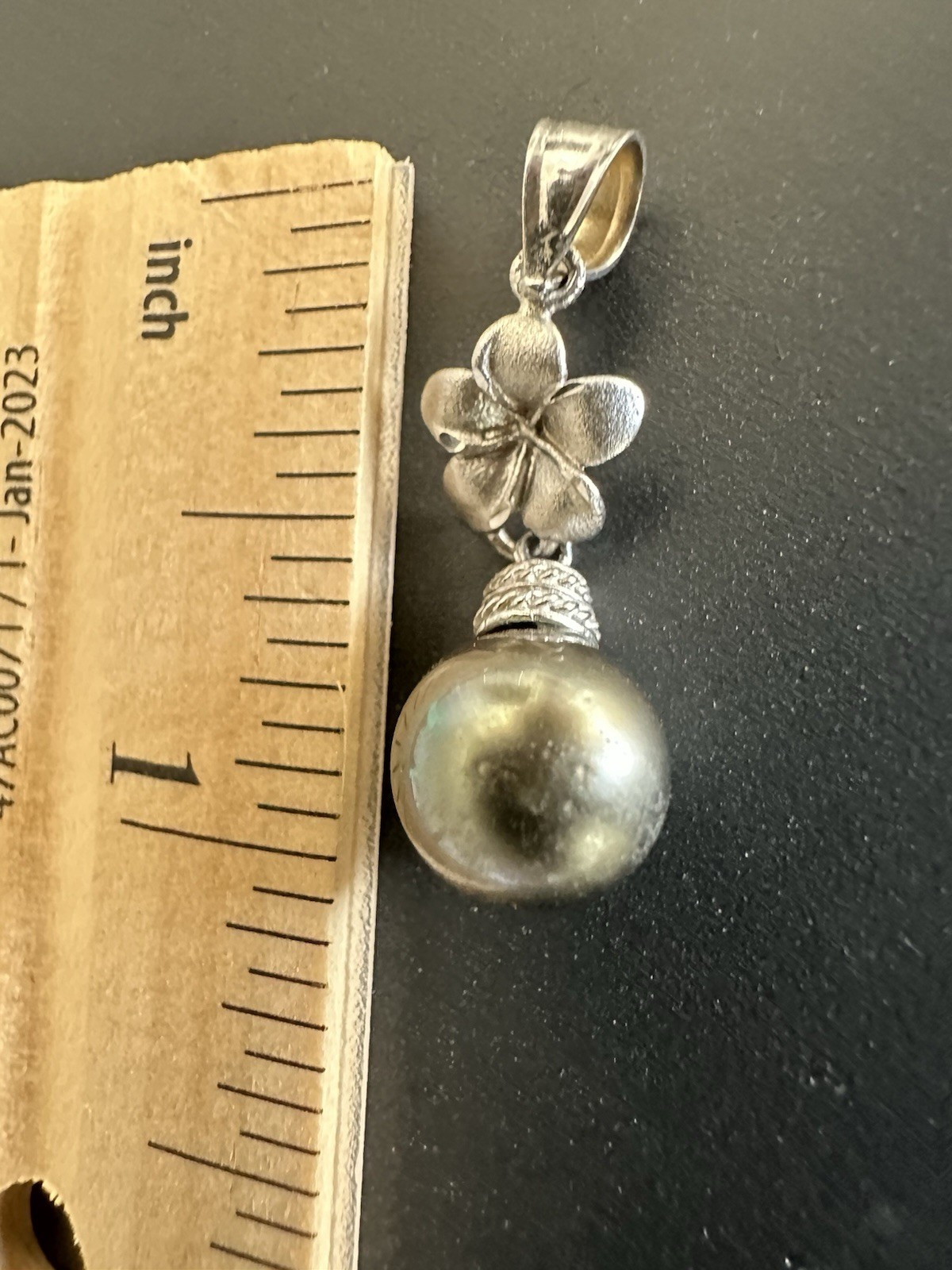 14K white gold plumeria 9mm Tahitian black pearl pendant 1.95g