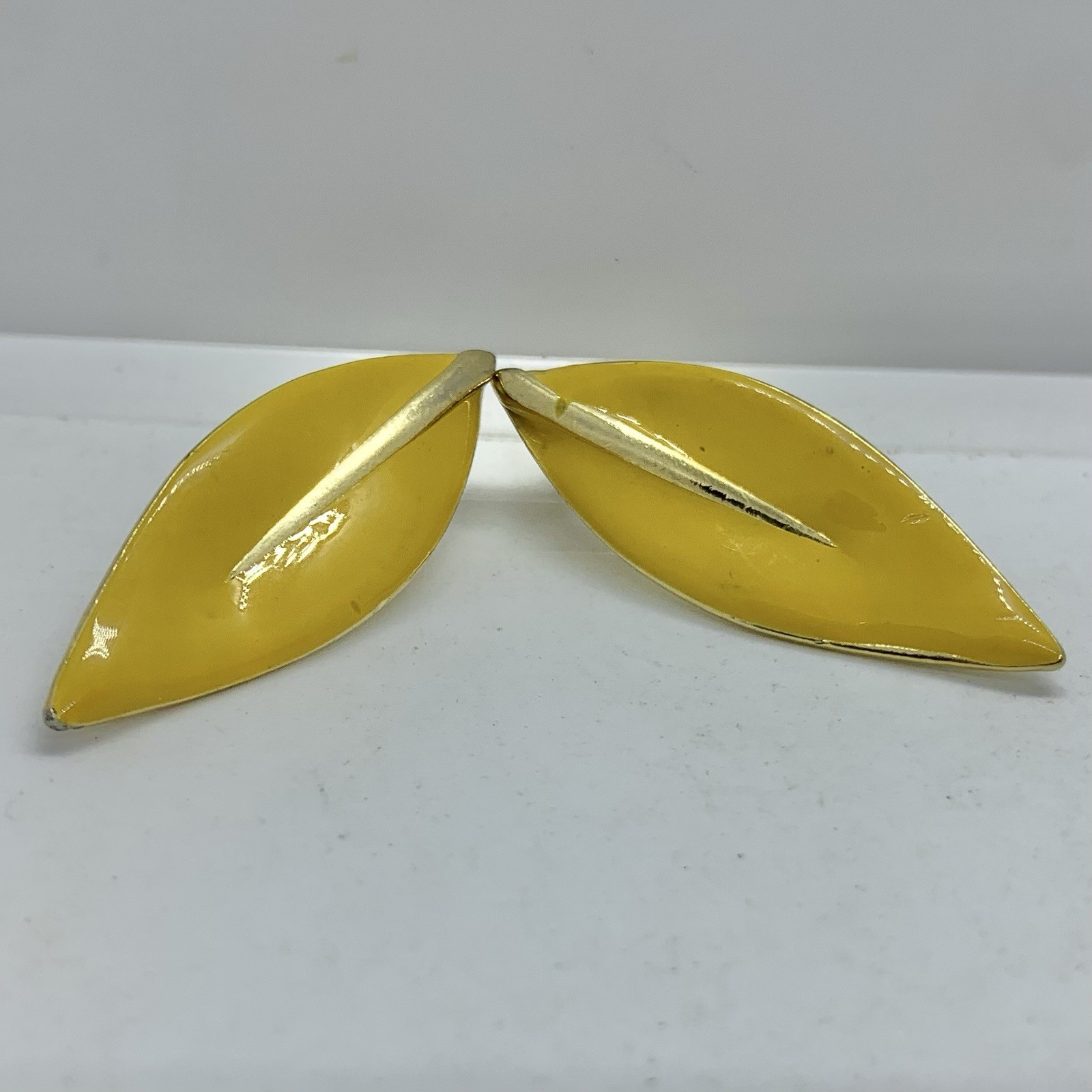 Vtg Retro Mustard Yellow Enamel Leaf Boho Earrings Drop Gold Tone Post