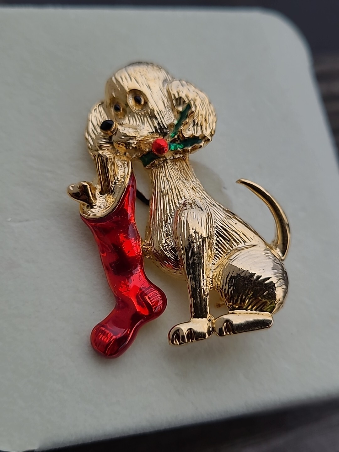 NEW Vtg Gerry’s Christmas Puppy Hound Dog Stocking Gold Tone Textured Pin Brooch